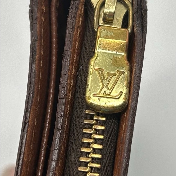Louis Vuitton wallet zipper and snap. - Picture 4 of 7